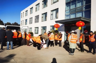 潔晶集團(tuán)慰問“城市美容師”